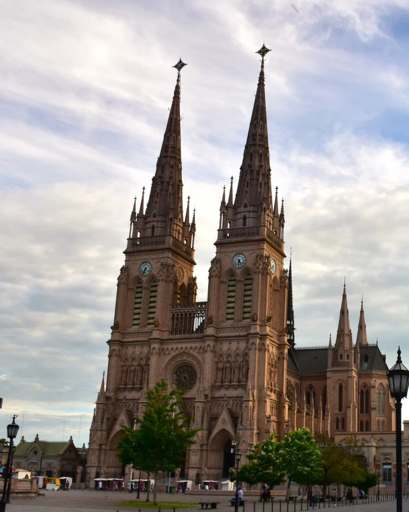 Actividad La Basílica de Luján: un tesoro arquitectónico y religioso
